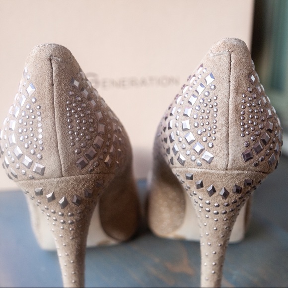 BCBG Generation Safari Embellished Pumps - 8.5 - Picture 3 of 6